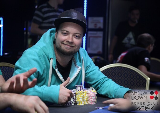 Showdown Main Event - den 1B: Tomíno Svoboda kraloval druhému flightu