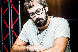 WSOPE High Roller: Kanit vyškolil Merciera a je monster chipleaderem finálové šestky