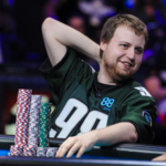 WSOP November Nine: McKeehen vyřadil tři soupeře, drží polovinu všech žetonů ve hře