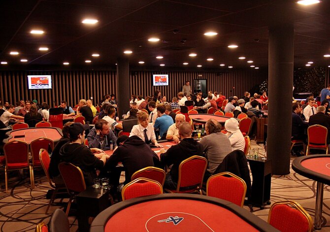 PFS Main Event 5M GTD chipleaduje po prvním flightu Jan Chrascina