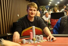 Dvoumilionový December Major chipleaduje po úvodních flightech Filip Hanusek