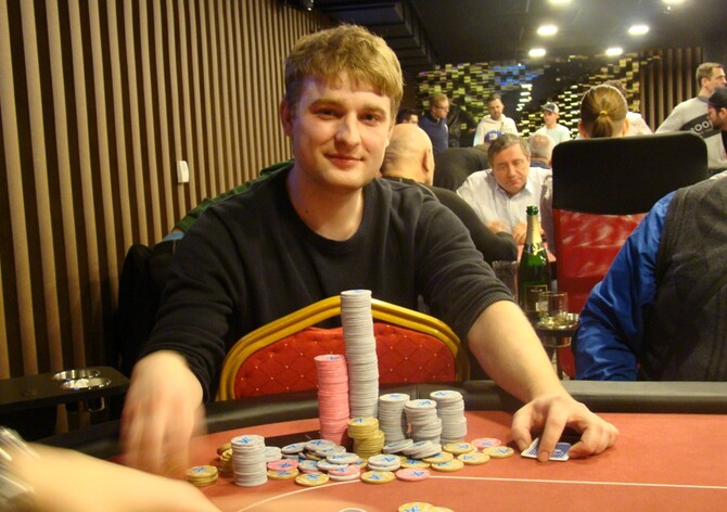 Dvoumilionový December Major chipleaduje po úvodních flightech Filip Hanusek