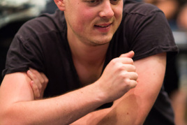 Main Event PCA 2016 má za sebou úvodní flight, ve vedení je Brit Toby Lewis