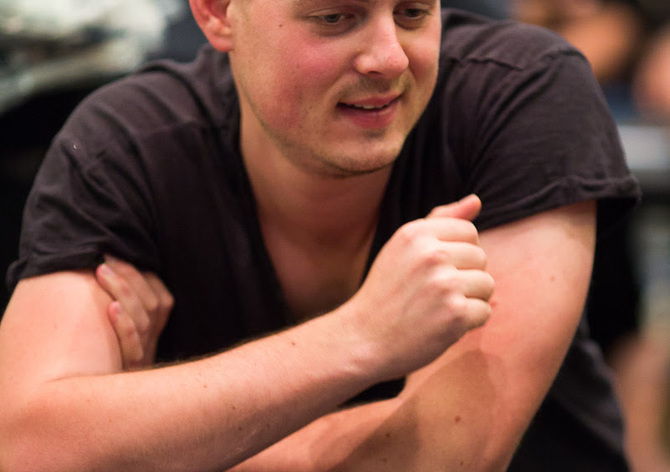 Main Event PCA 2016 má za sebou úvodní flight, ve vedení je Brit Toby Lewis