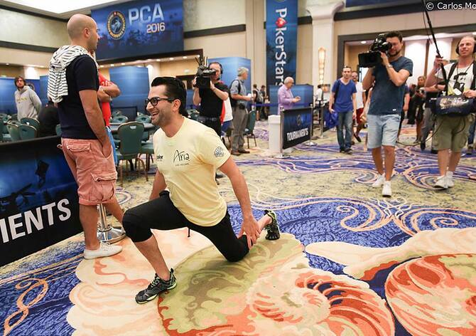 Antonio Esfandiari byl diskvalifikován z Main Eventu PCA za močení u stolu