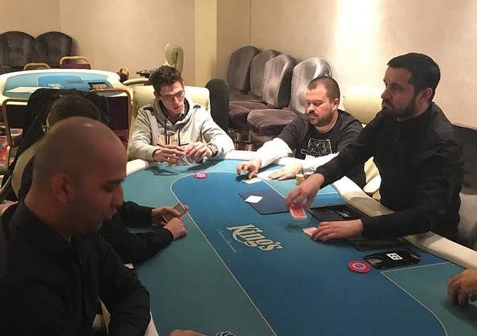 OFC Pineapple v Cardu se nesl pod taktovkou Firsova s Dovzhenkem