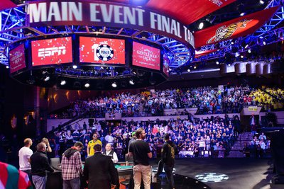 atmosphere-Final-Table-Penn-Teller-Theater_2014WSOP_Main-Event65_Fin...