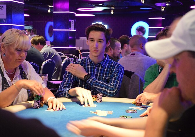 RebuyStars Million: Po druhém flightu se na chiplead vyhoupl Roman Holota