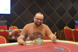 High Roller skončil 3-way dealem! Lukáš Záškodný bere trofej pro vítěze.