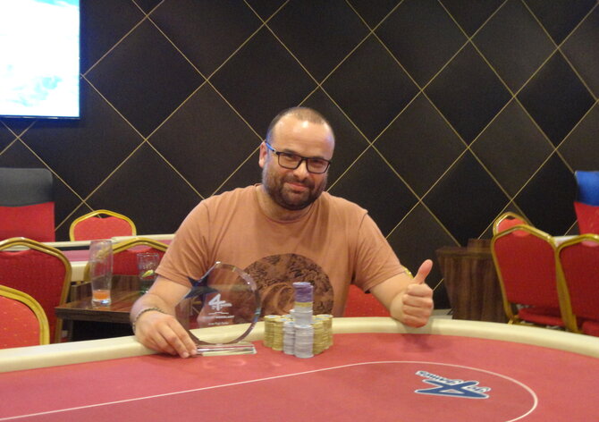 High Roller skončil 3-way dealem! Lukáš Záškodný bere trofej pro vítěze.