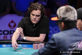 Záhadný muž November Nine Michael Ruane hrál Main Event v cizích botách. Své zapomněl doma