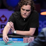 Záhadný muž November Nine Michael Ruane hrál Main Event v cizích botách. Své zapomněl doma