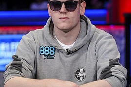 Podváděl Jason Mcconnon v Main Eventu WSOP? U stolu kontroloval své push/fold tabulky!