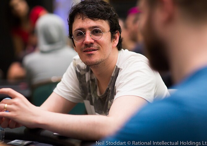 Super High Roller Bowl v Macau vede po prvním dni Isaac Haxton