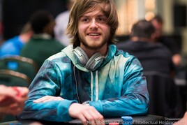 PCB: Charlie Carrel je chipleaderem sedmičlenného finále $100K SHR
