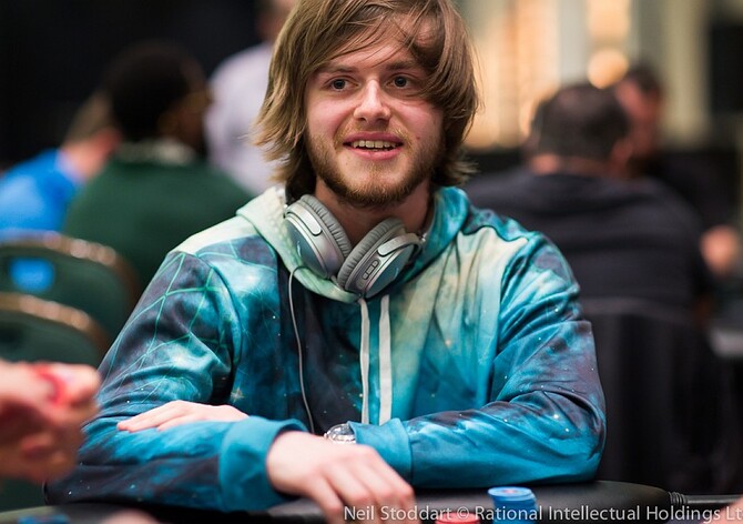 PCB: Charlie Carrel je chipleaderem sedmičlenného finále $100K SHR