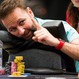 Daniel Negreanu rozebírá pár přetočený v bluff v rámci Super High Roller Bowlu
