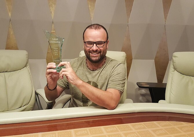 Lukáš Záškodný přebral v King's cenu Pokerzive.cz Player of the Year za rok 2016!