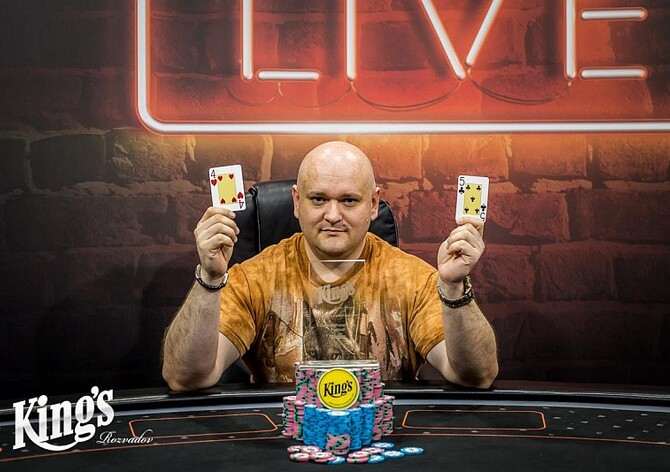 Slovenský obhájce &quot;eMKey&quot; chipleaduje Main Event GPD po dni 1B