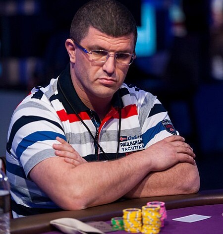 Leon Tsoukernik a Byron Kaverman chipleadují $300K Super High Roller Bowl po prvním dni!!
