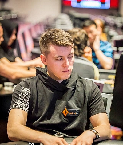 King&#039;s: partypoker Million High Roller chipleaduje po prvním dni Anatoly Filatov