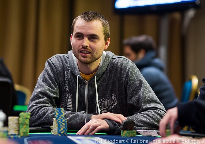 WSOP: Martin Kabrhel vypadl z hvězdného kolotoče v ITM, Super Senior event opět kořistí Jamese Moore