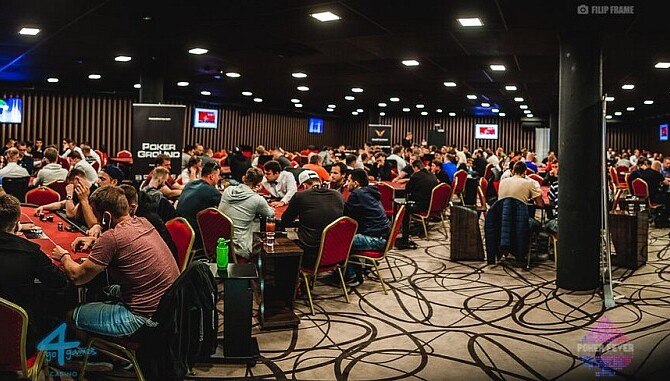 Main Event Poker Fever chipleaduje po druhém dni Jan Farkaš!