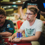 Ondřej Chalcař chipleaduje 5M Main Event Poker Fever Series před druhým hracím dnem