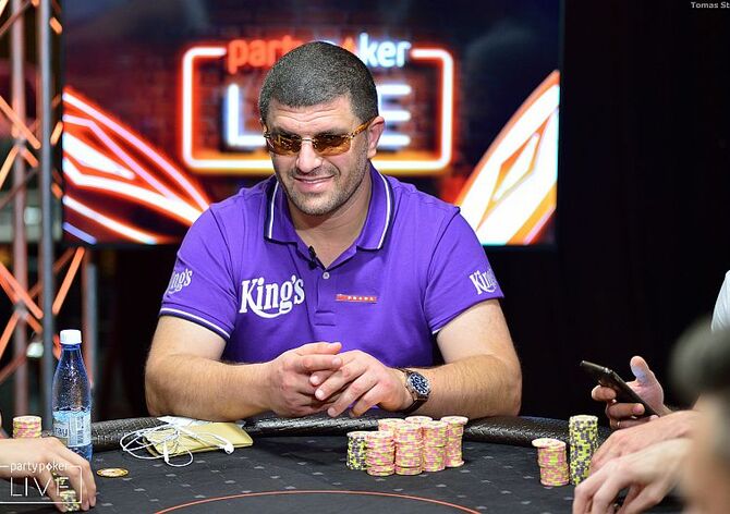 Leon Tsoukernik chipleaduje finále $10K High Rolleru v Soči!