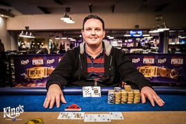 King&#039;s WSOPE: Crazy Eights opanoval Robert Schulz, Slovák Koleno v dealu Super stacku