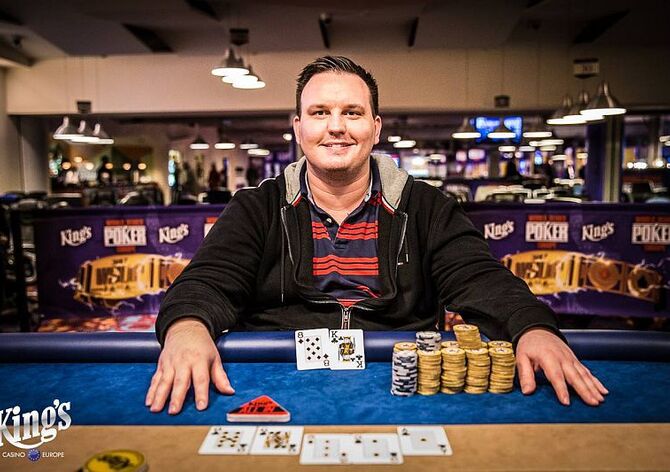 King&#039;s WSOPE: Crazy Eights opanoval Robert Schulz, Slovák Koleno v dealu Super stacku