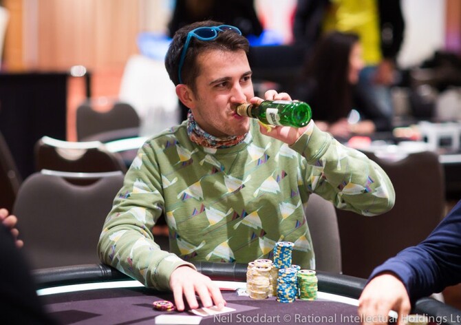Hilton: Koray Aldemir chipleaduje €50k Super High Roller po prvním dni