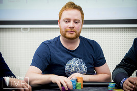 Super High Roller v Grandioru chipleaduje po prvním dni Niall Farrell
