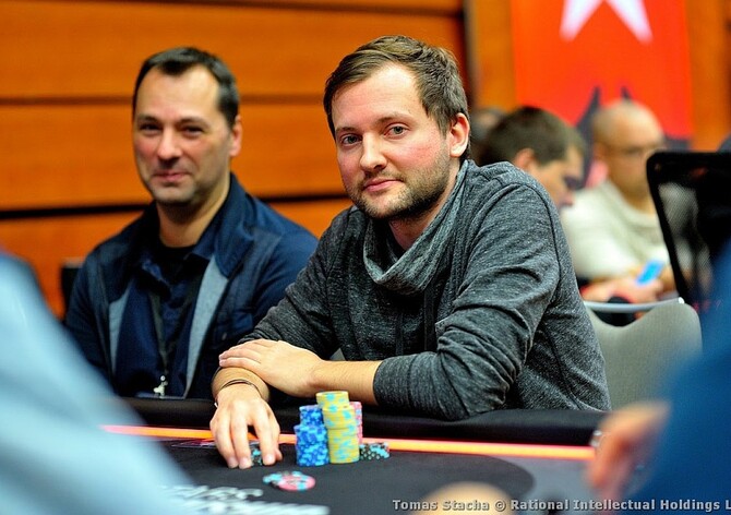 Michal Mrakeš je chipleaderem Main Eventu PSC Prague i po dni 1B
