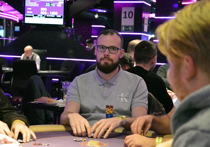RebuyStars: Robert Hána chipleaderem flightu 1B Main Eventu Xmas Poker