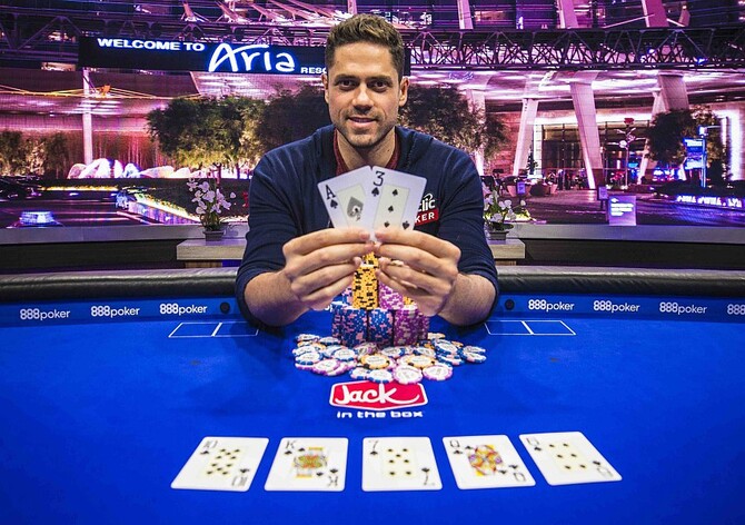 USPO: Pollak vítězí v $25K NLH a dramatizuje situaci na čele, ale...