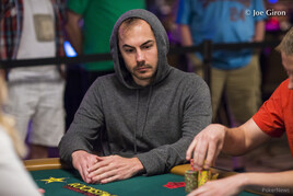 WSOP: Nabité finále shootoutu. Elio Fox chipleaduje $100k High Roller