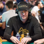 Phil Hellmuth reaguje na pochvalu od Phila Galfonda