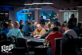 King’s Cup €50K GTD má za sebou druhý flight, postoupilo 17 hráčů