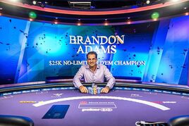 Poker Masters: Bitvu o fialové sako rozehráli nejlépe Brandon Adams, David Peters s Keith Lehr