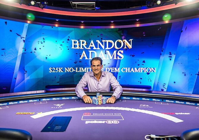 Poker Masters: Bitvu o fialové sako rozehráli nejlépe Brandon Adams, David Peters s Keith Lehr