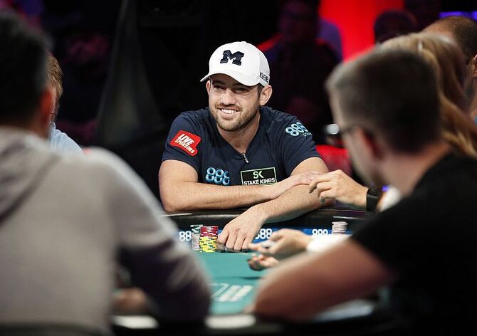 Strategie: Joe Cada promluvil o svém bluffu s A-6 proti Alexi Lynskeymu v Main Eventu WSOP