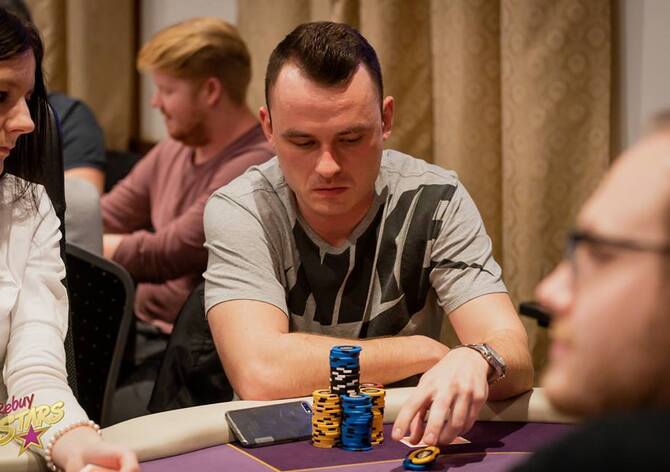 Savarin: Po druhém flightu Main Eventu MPNPT se českého chipleadu ujal Vilém Vrána