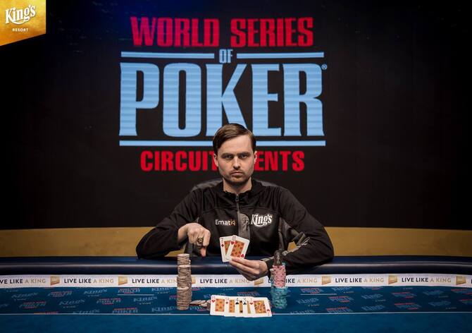 Plná ruka! Martin Kabrhel získal v Main Eventu březnové WSOPC už svůj pátý prsten šampiona!