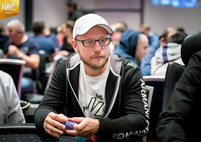WSOPC: Druhý flight Main Eventu byl dosti úspěšný pro české barvy, Blonďák na chipleadu!