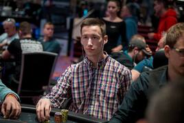 Hilton ČPT: V prvním flightu ČéPéTéčka nastřádali nejvíce chipů, Roman Holota a Martin Kuba 