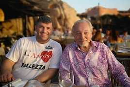 Leon Tsoukernik relaxuje před WSOP na Sardinii s Mistrem