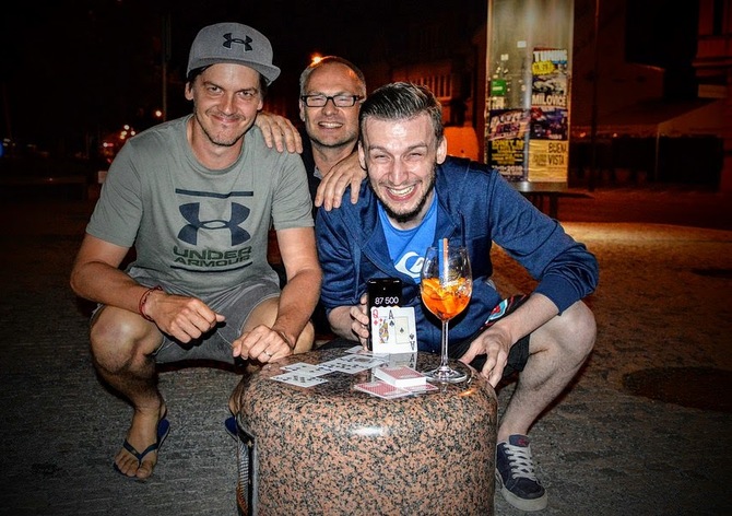 To tu ještě nebylo! Squashpokerový šampionát se dohrával na ulici. Kraloval Vítek Pešta