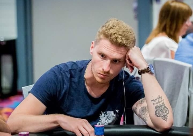 IPS €1M GTD: Nejúspěšnějším hráčem dne 1B je Jakub Chmelenský