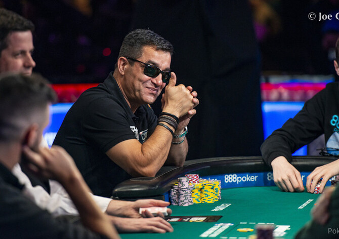 WSOP Main Event: Ensan stále v čele, Gates se přiblížil. Zbývá pět hráčů!